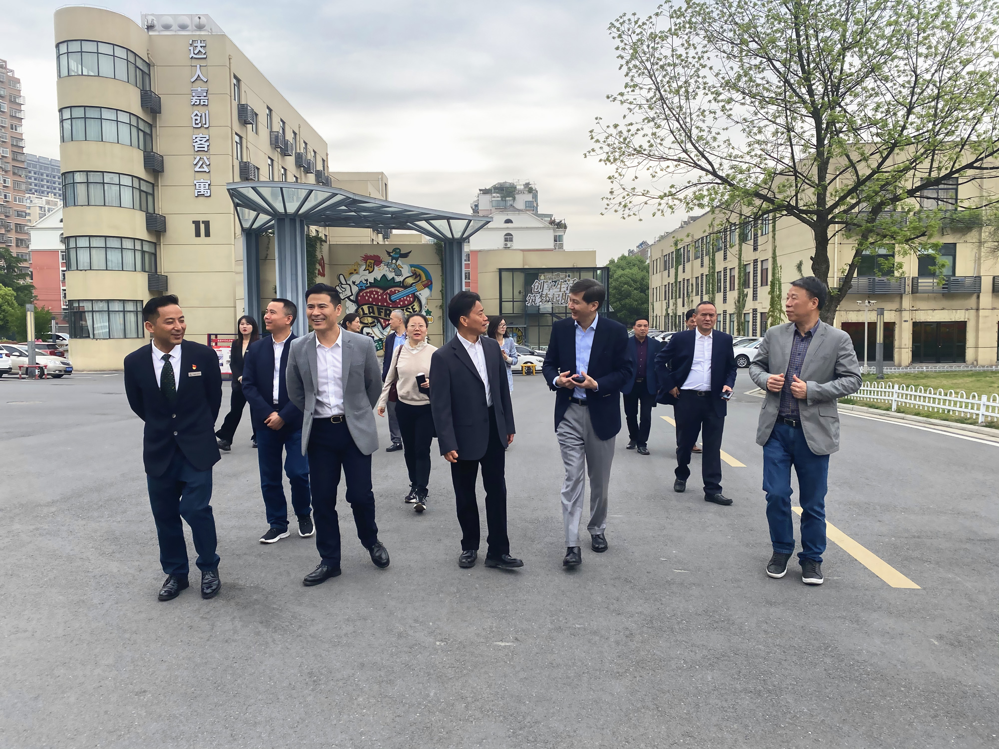 杭州市政协副主席、市工商联主席冯仁强 一行莅临庐阳88858cc永利官网文创园考察