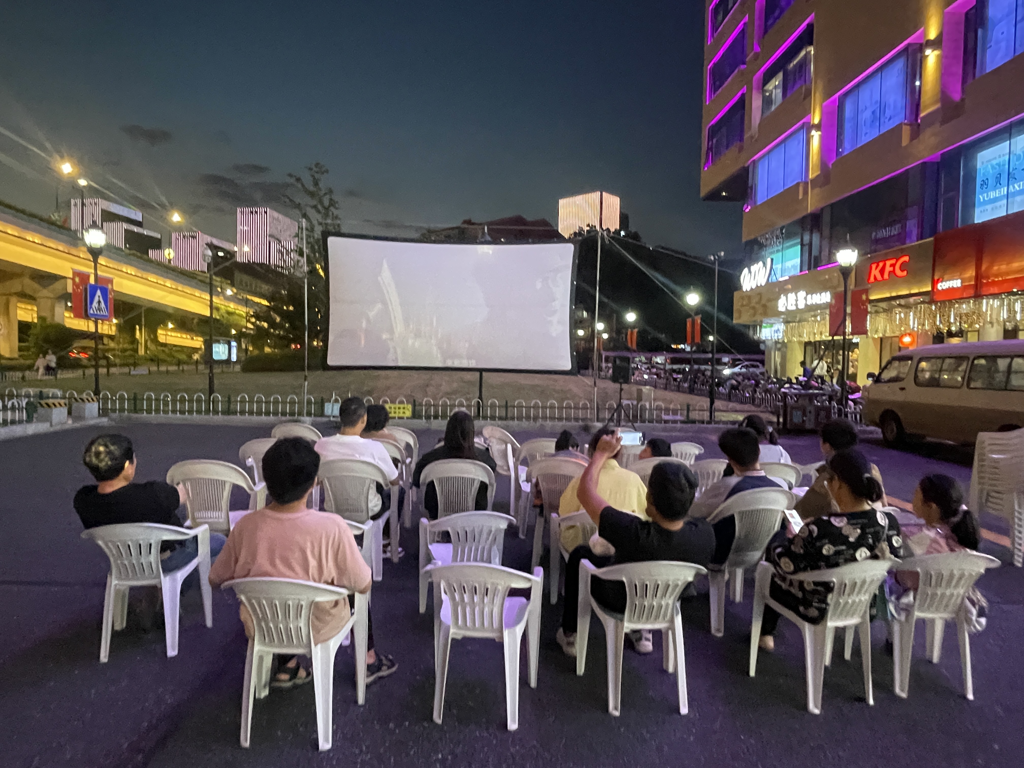 水晶城露天影戏放映，点燃红色影象
