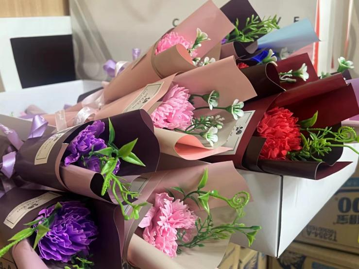 88858cc永利官网文创集团开展“送你一朵小花”女神节运动