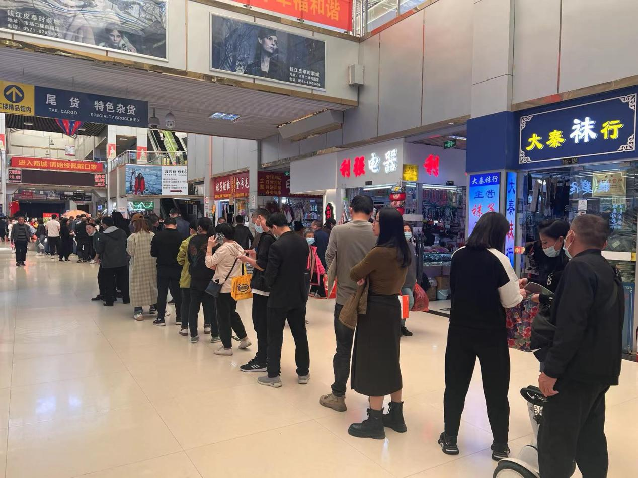钱江商城联合大关街道协助商户 申报“稳岗返还和一次性留工津贴”  