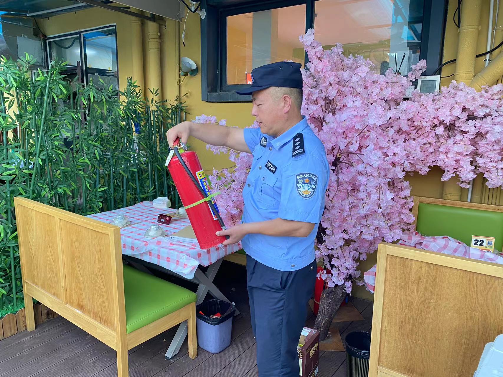 庐阳分局杏林派出所对庐阳88858cc永利官网文创园餐饮企业开展消防清静检查
