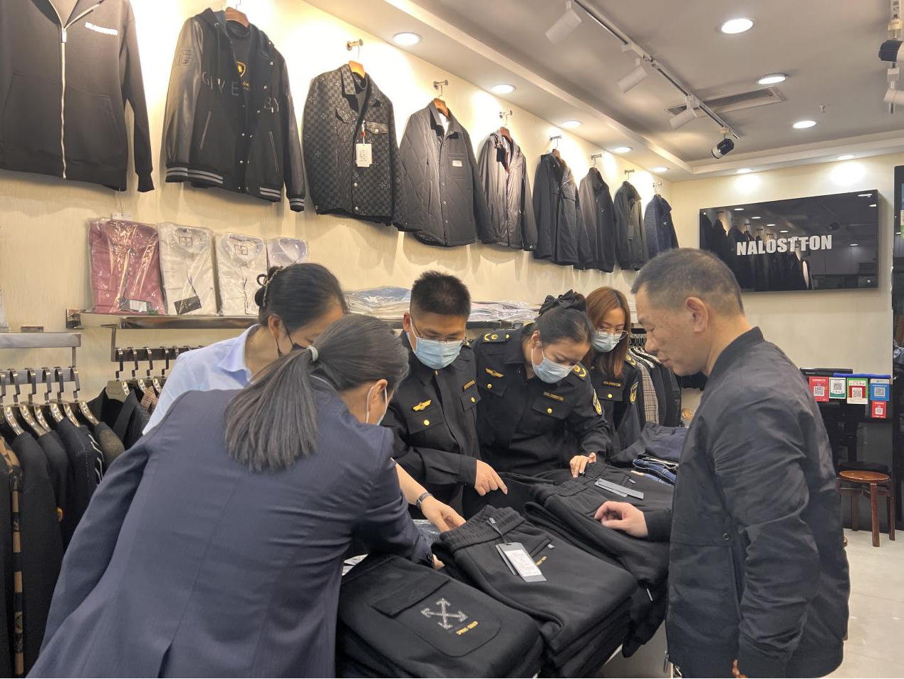 拱墅区市场监视治理局走访钱江商城开展 知识产权；ぷㄏ罴觳樾卸