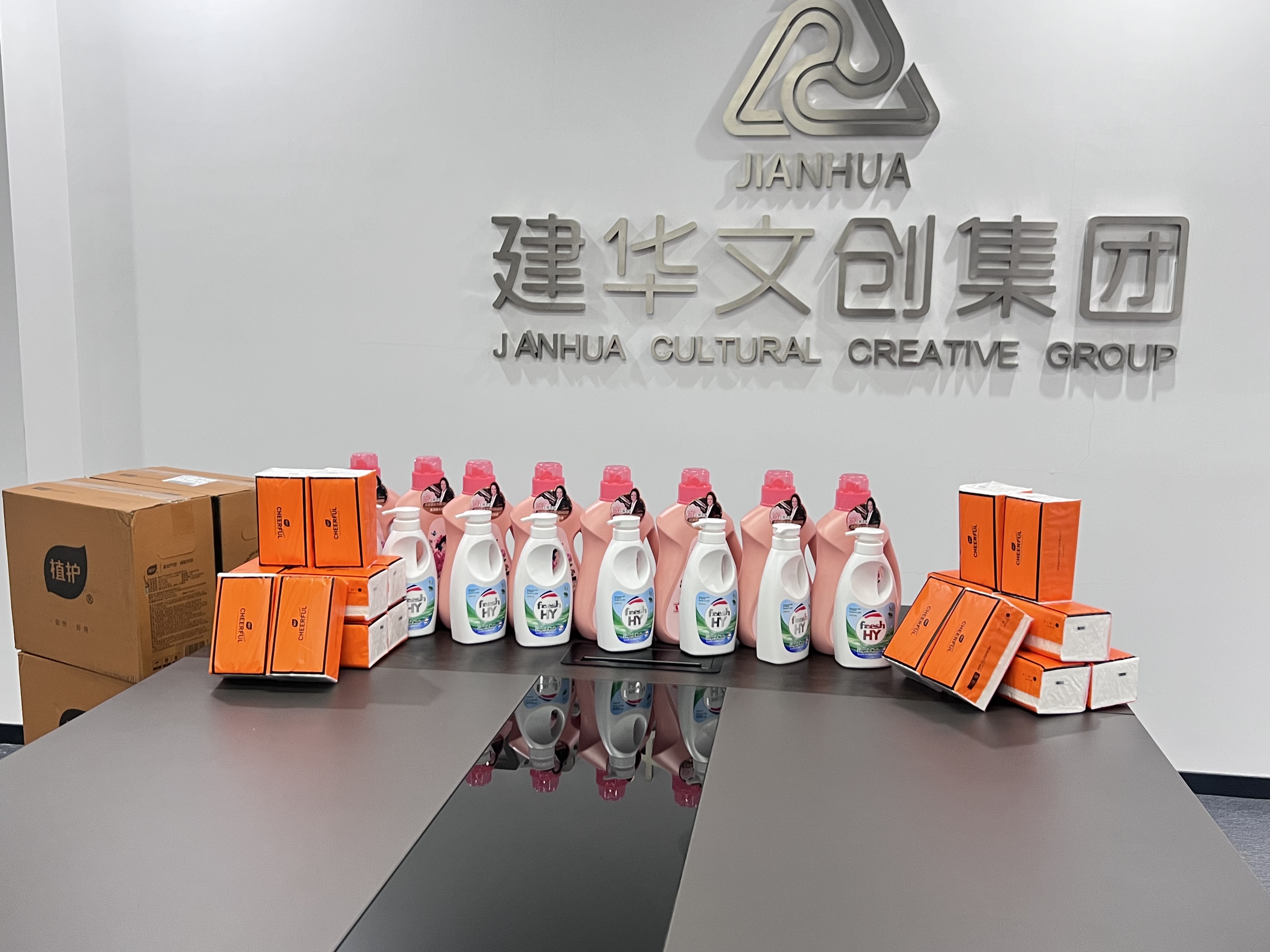 爱在春天，情暖三八——88858cc永利官网文创集团工会为女职工发放暖心福利