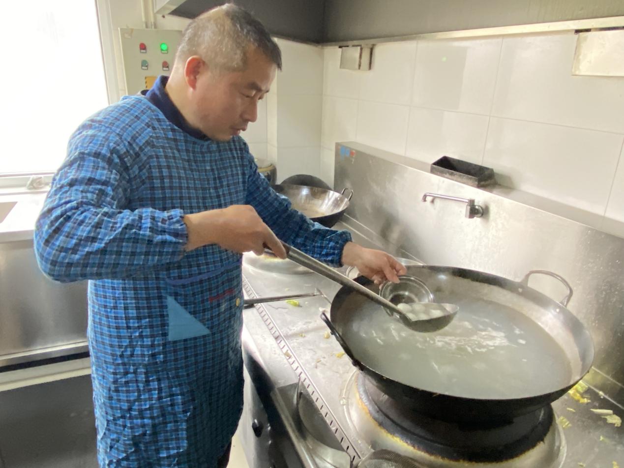 小小汤圆庆元宵，浓浓真情暖人心