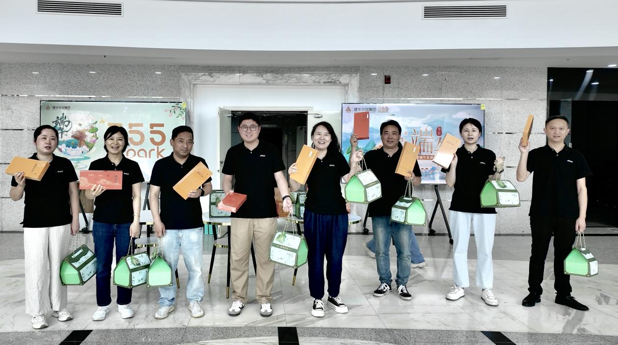 浓情端午送眷注，“粽”情暖意沁人心——88858cc永利官网文创集团工会开展端午节走访慰问运动